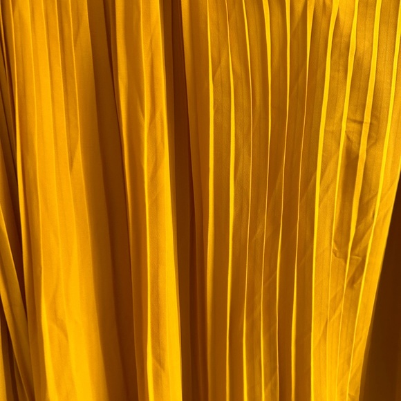 Beautiful and unique! Eloquii mustard yellow pleated top! - Picture 4 of 4